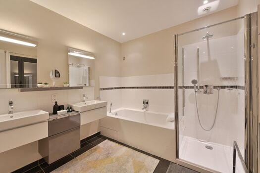 Masterbad mit Dusche, Badewanne und WC