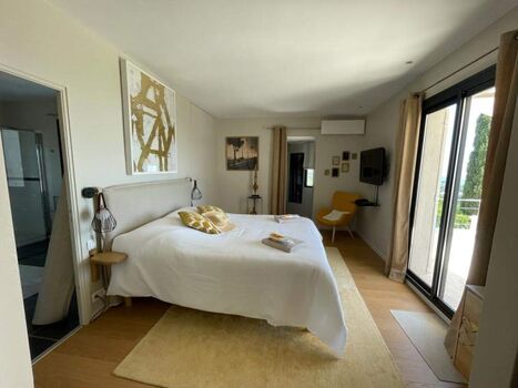 Masterschlafzimmer mit Durchgang zum Dressing und Bad