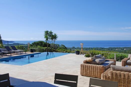 große Sonnenterrasse mit herrlichem Ausblick