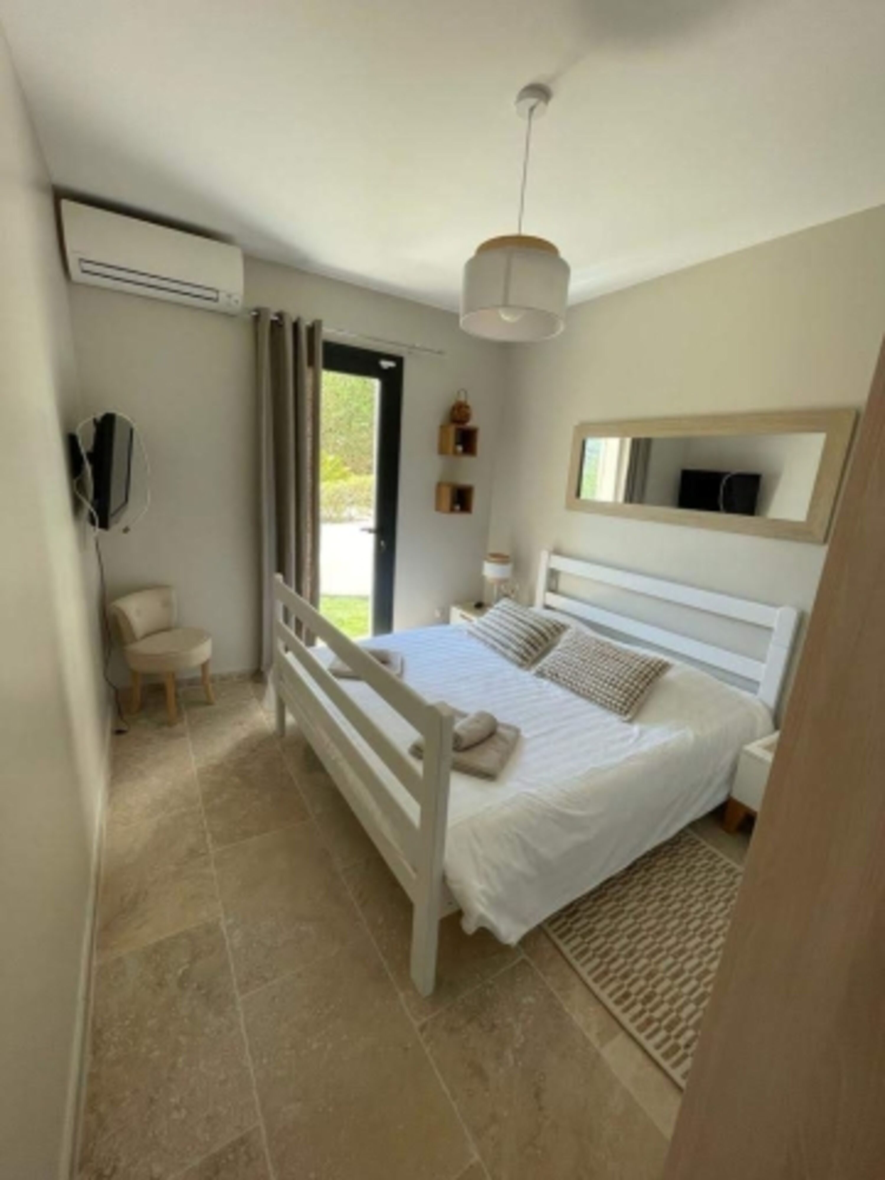 Schlafzimmer unten mit Ausgang Garten