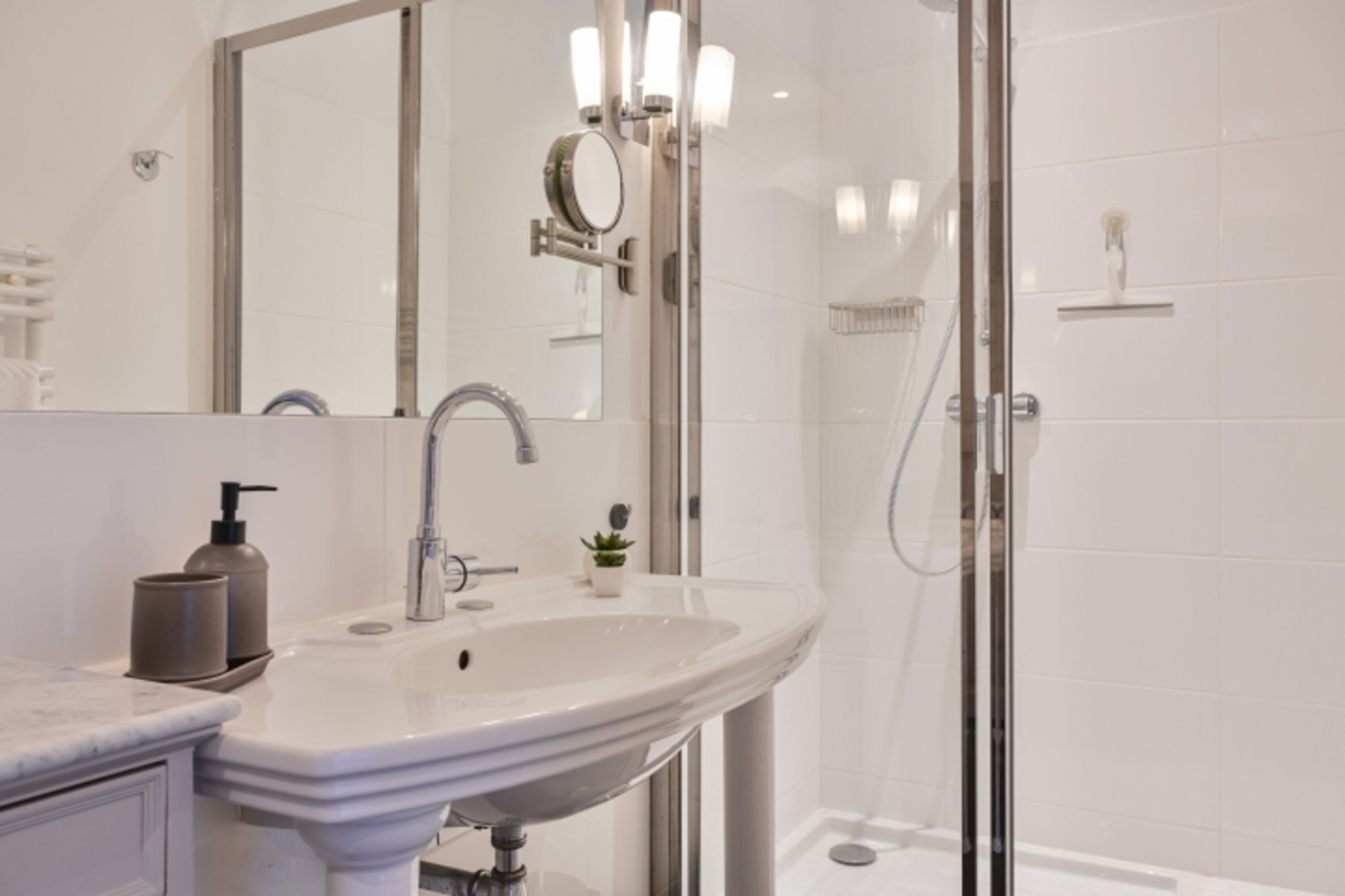Bad en Suite zu Schlafzimmer unten