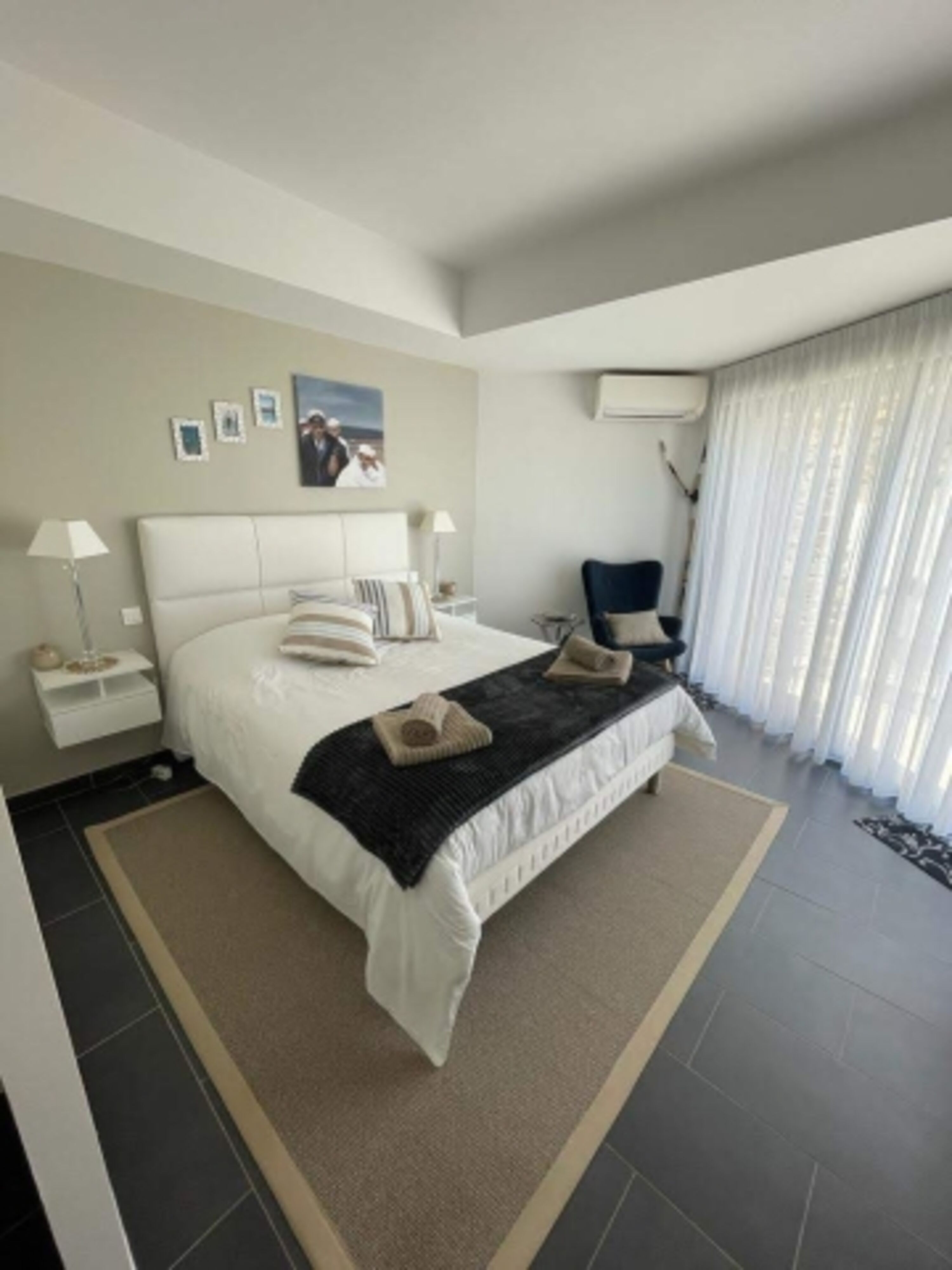 Großes Schlafzimmer unten mit Bad en Suite