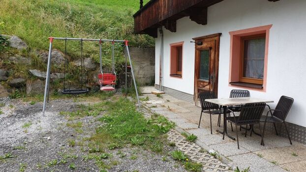 Schaukel hinten dem haus