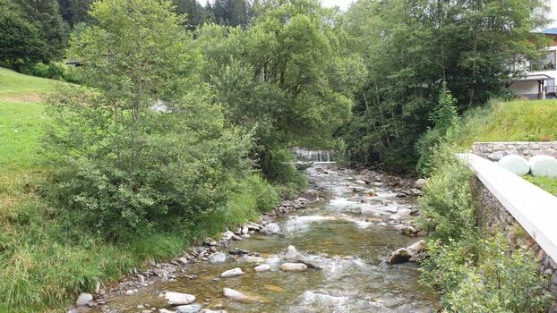 Bach neben dem Haus