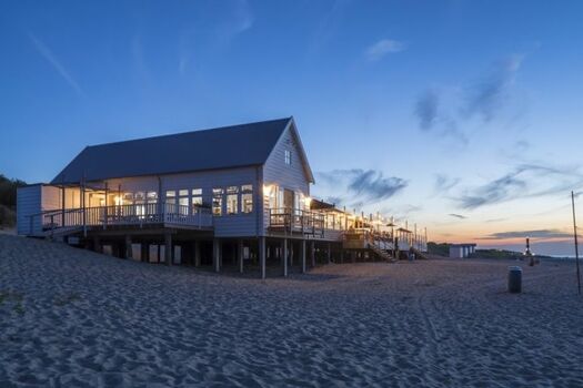 Strandpavillion bei Sonnenuntergang