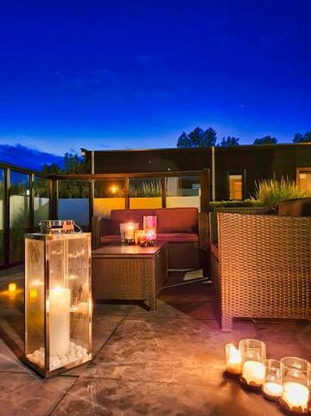 Loungebereich bei Kerzenlicht