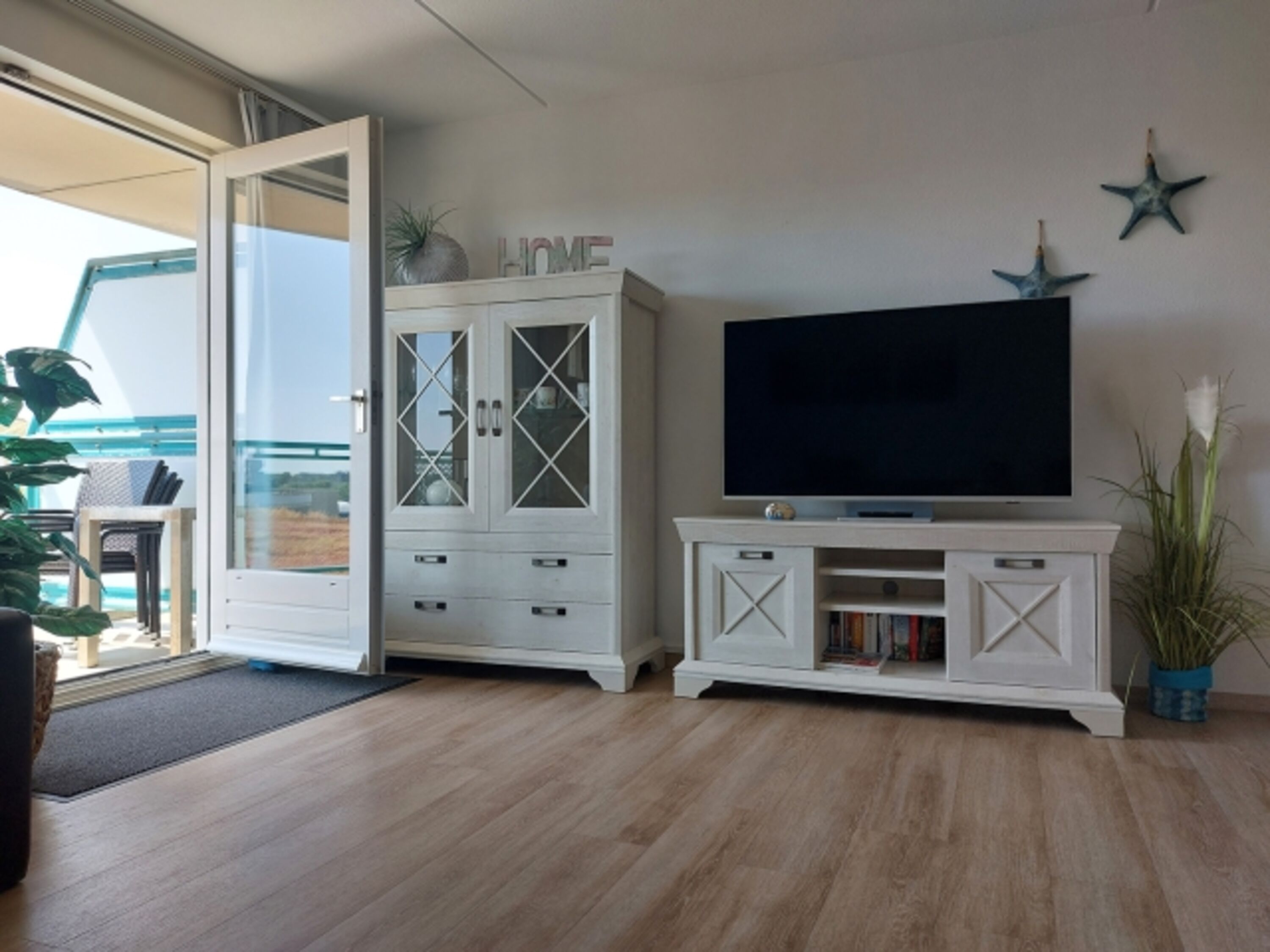 Wohnzimmer mit Balkonausgang