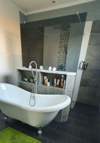 Bad mit OG mit Dusche und Wanne