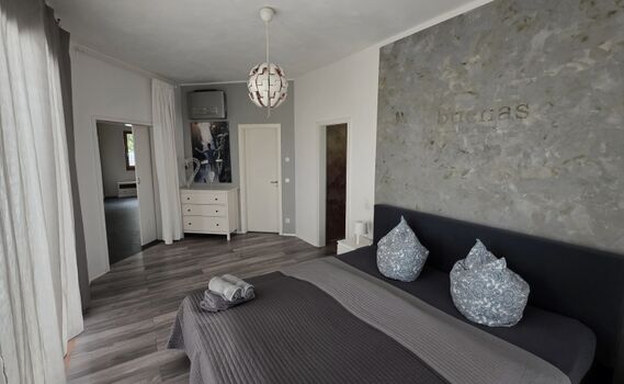 Schlafzimmer 1 im OG (200 x 220)