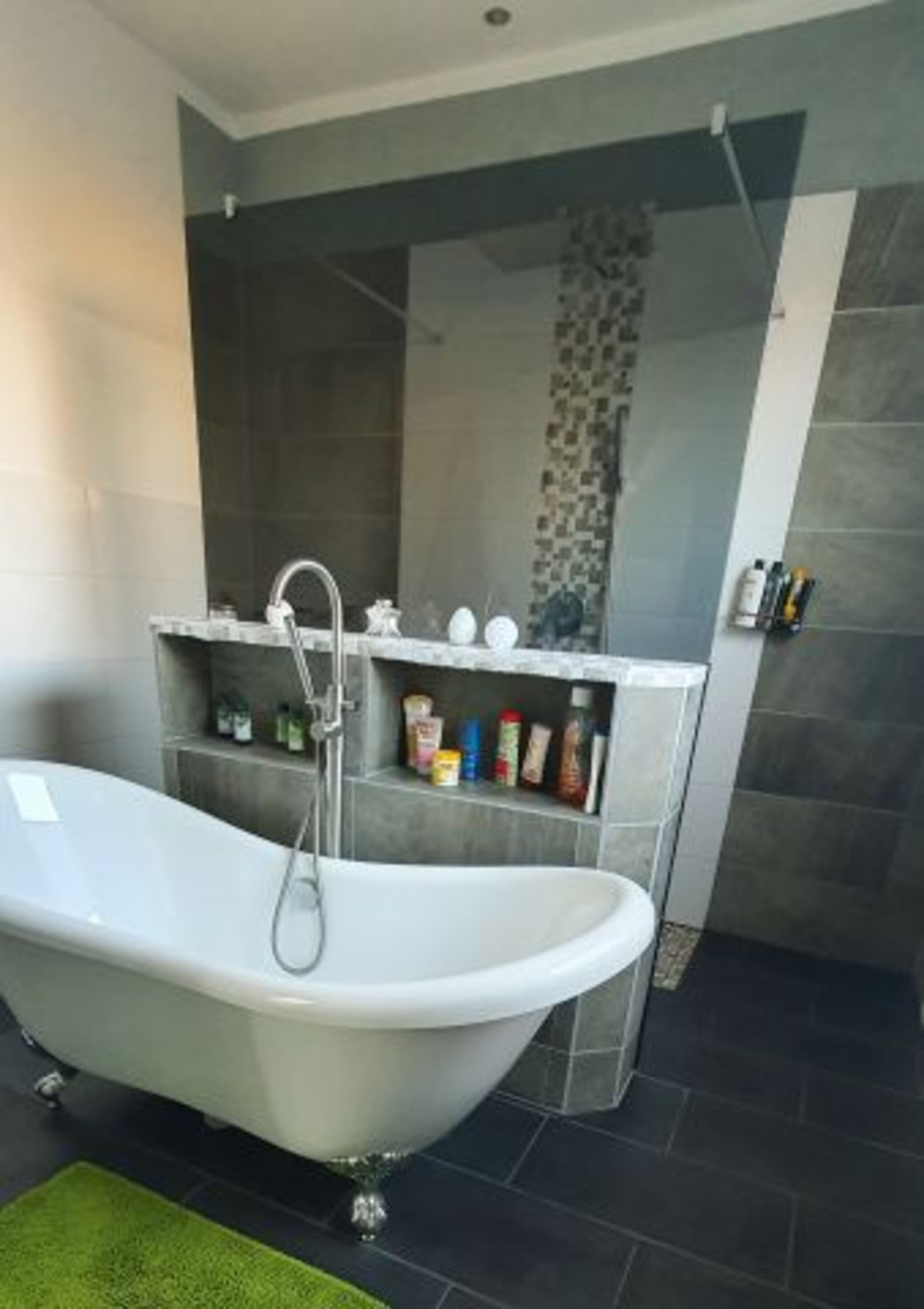 Bad mit OG mit Dusche und Wanne