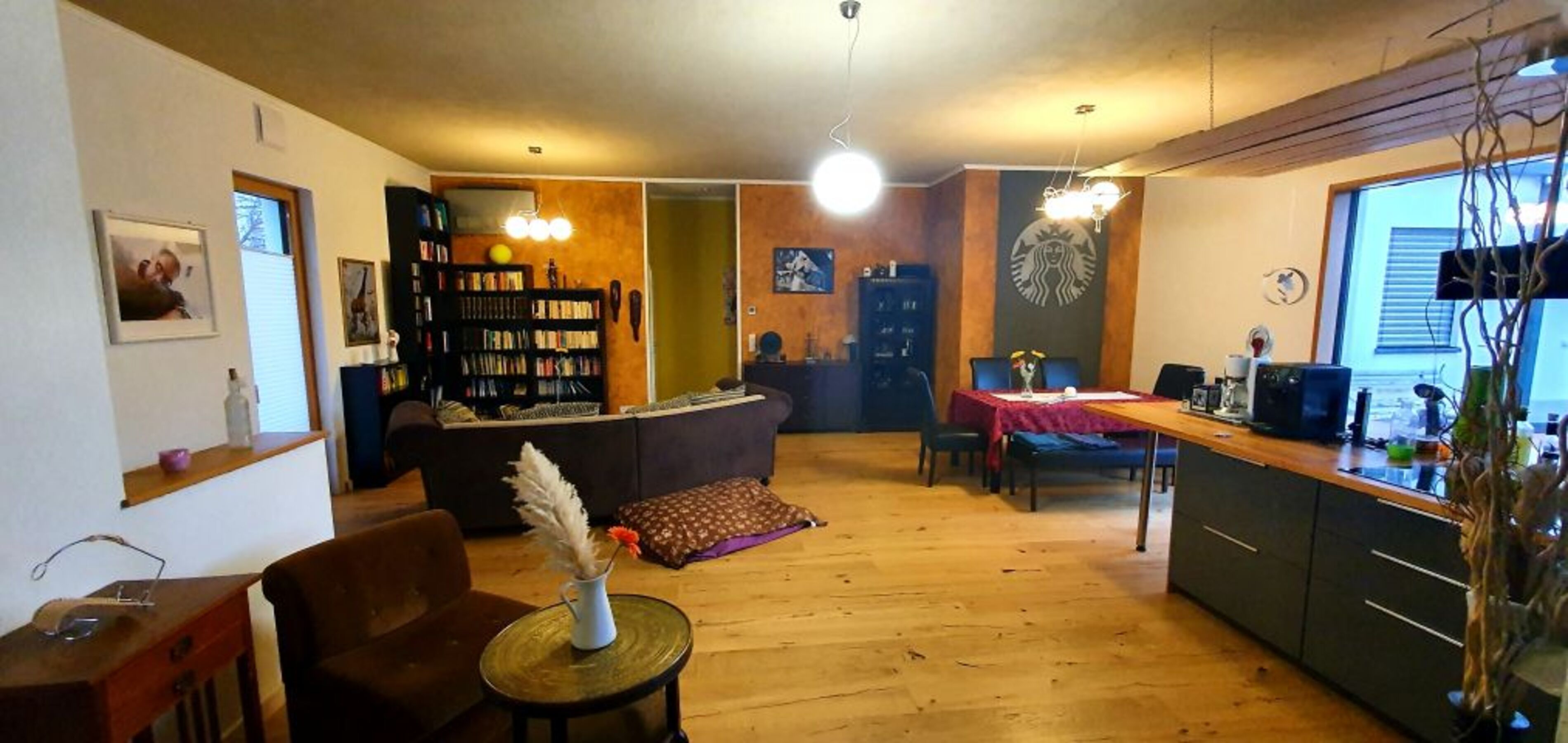 Wohnküche mit kleiner Bibliothek im EG