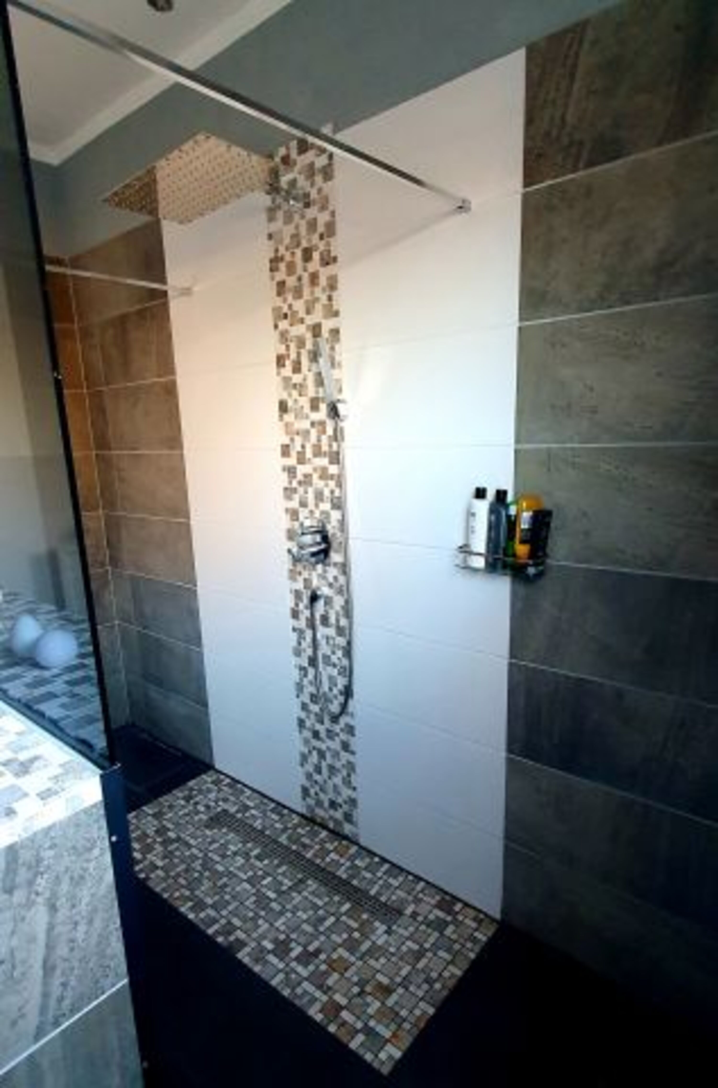 Bad im OG mit Dusche und Wanne