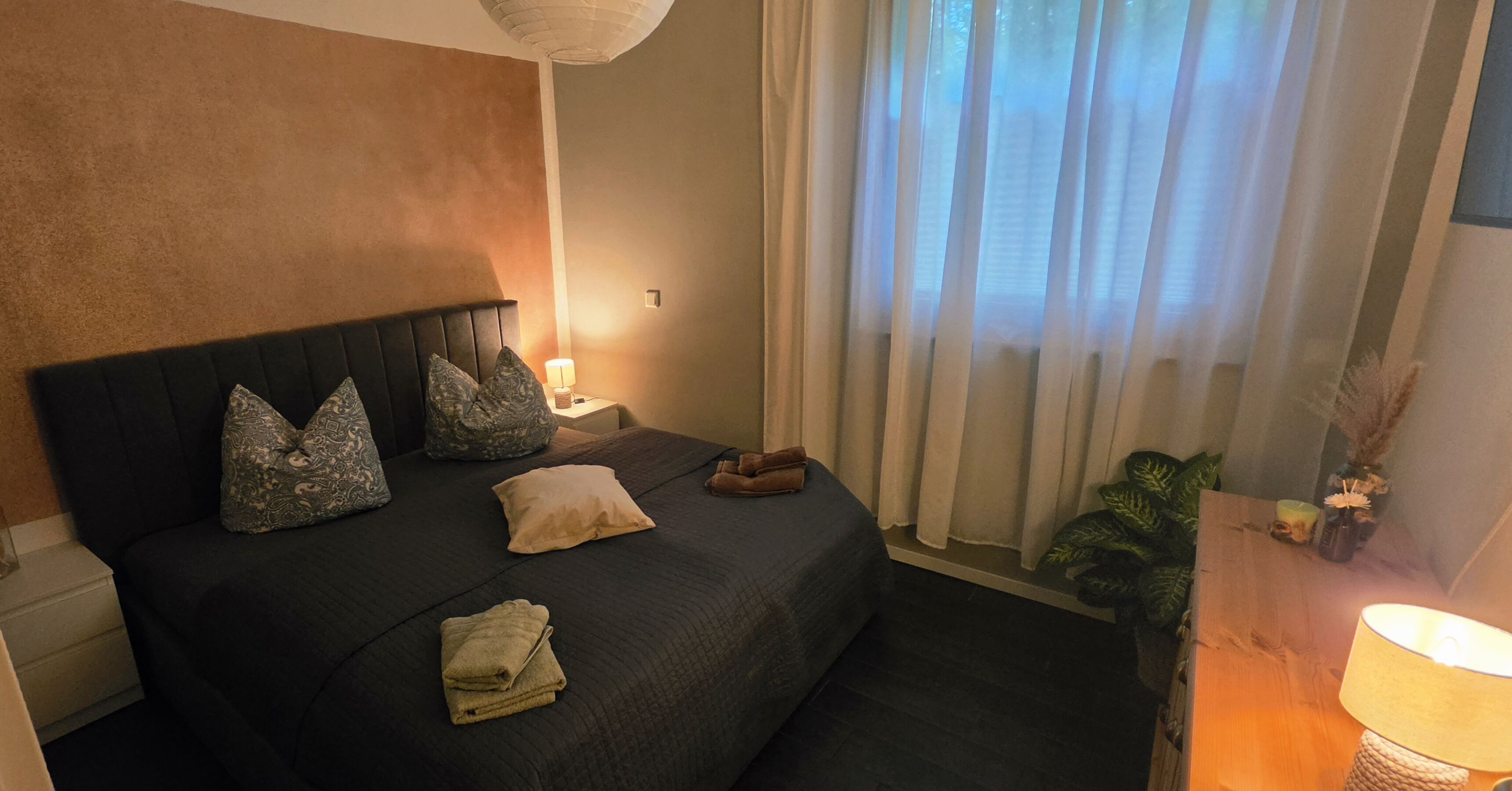 Schlafzimmer EG 180x200 mit eigenem Bad & Fernseh