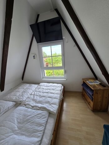 Schlafzimmer 1 mit Fernseher