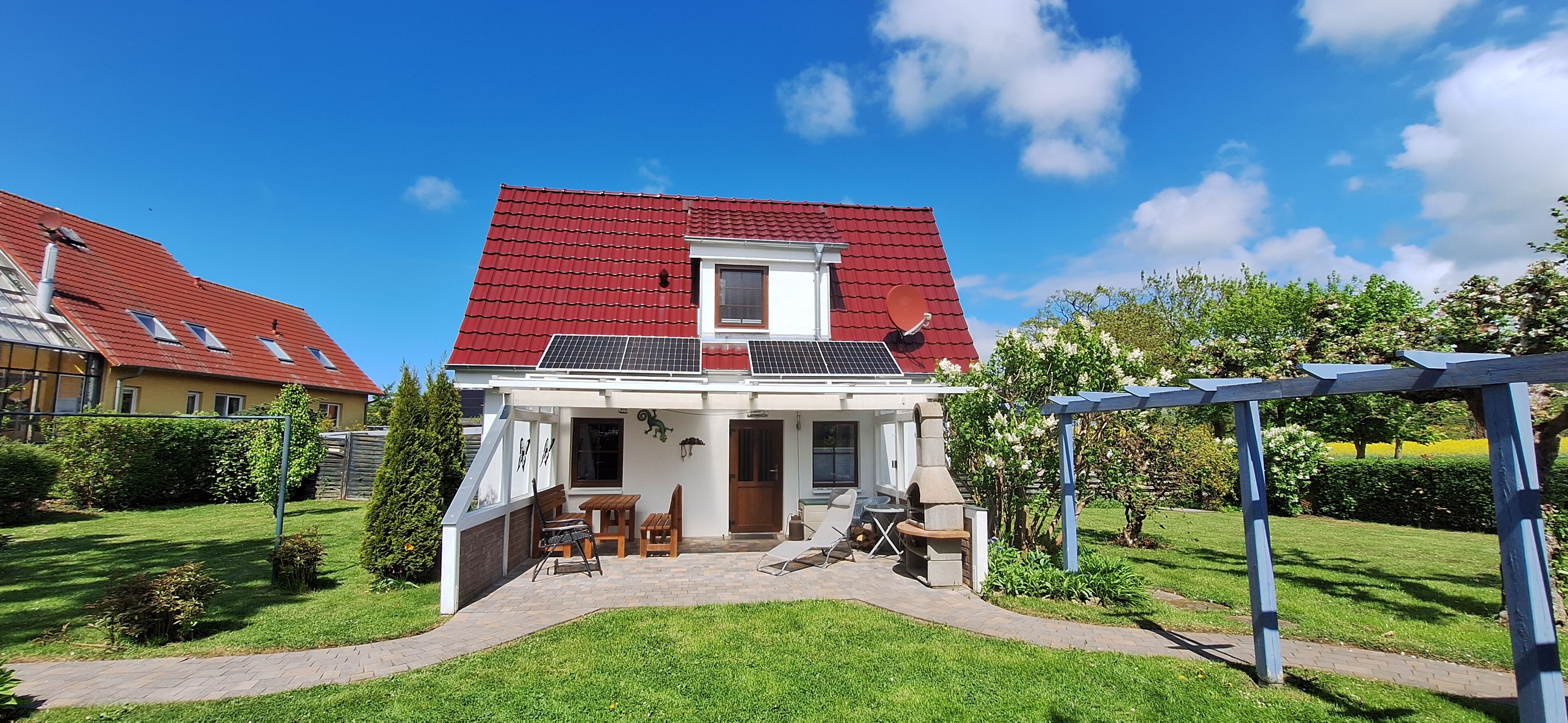 seitliche Ansicht des Hauses und Gartens