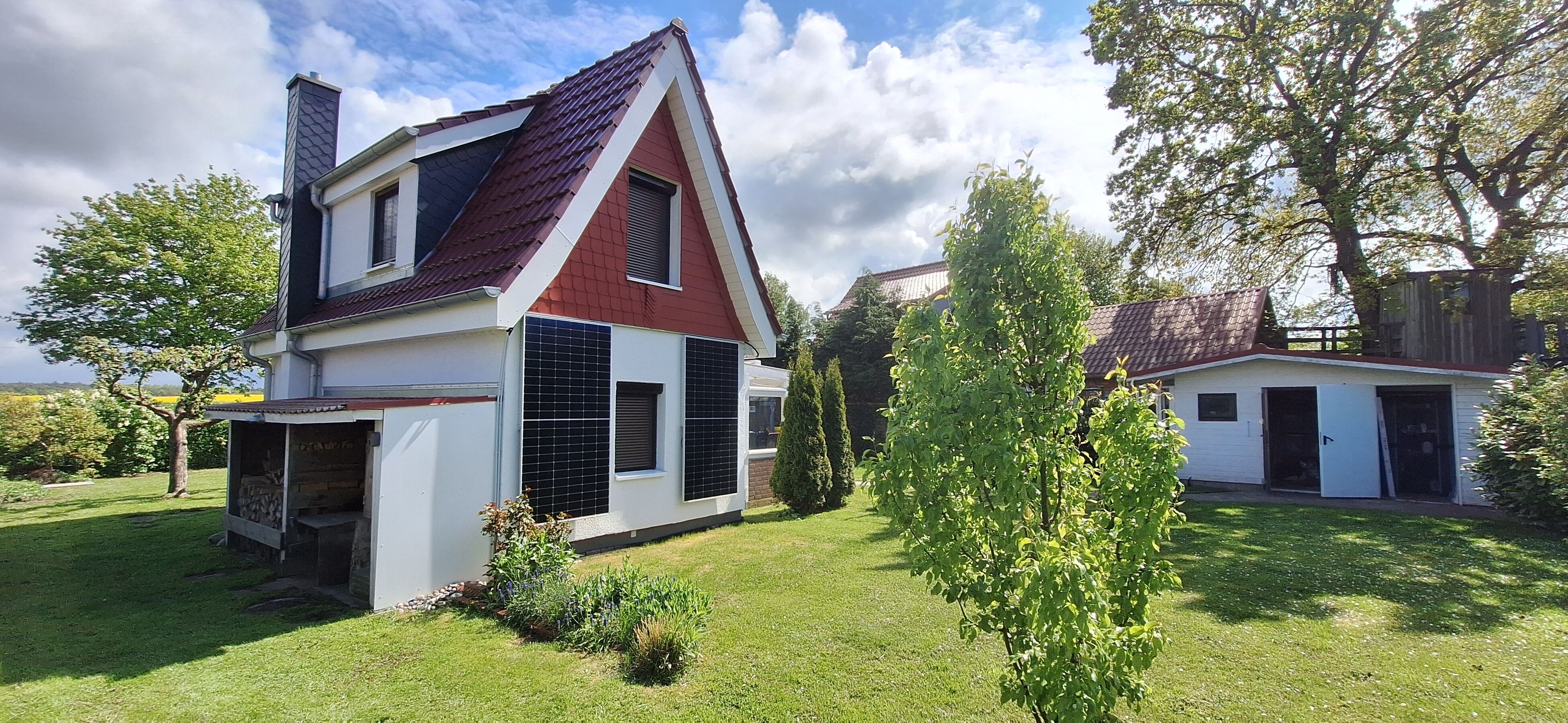 hintere Ansicht des Hauses und Gartens