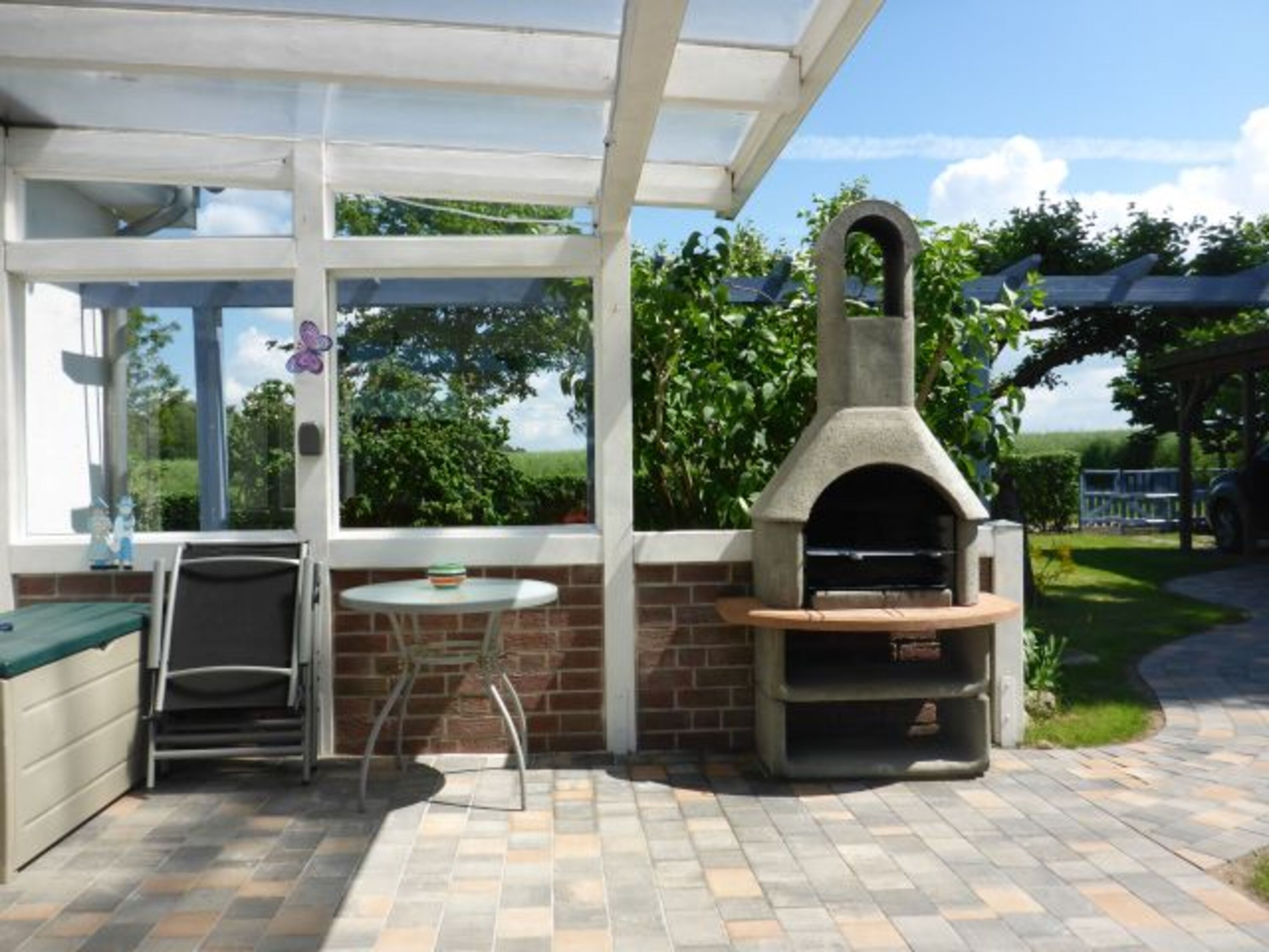 überdachte Terrasse mit Grill