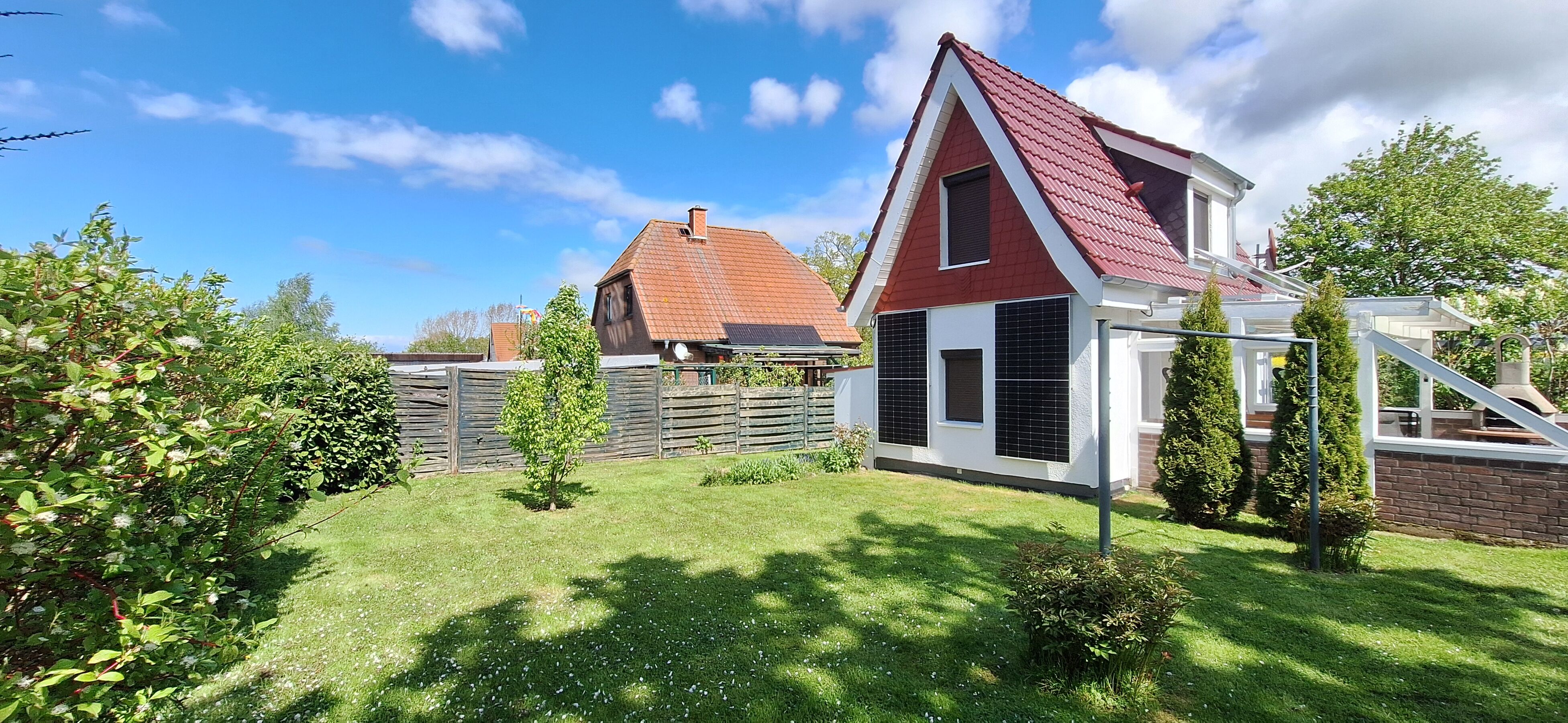 hintere Ansicht des Hauses und Gartens