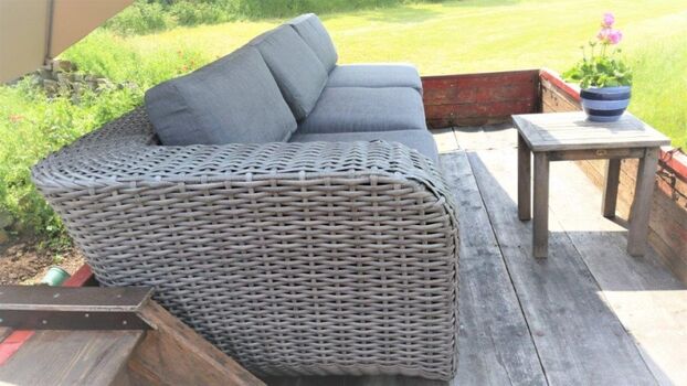 Lounge-Möbel auf der Mistwagen-Lounge mit Naturpanorama