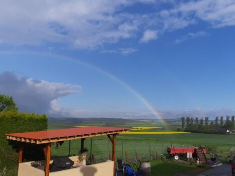 Garten hinter dem Scheunentor mit Pavillon und Naturpanorama