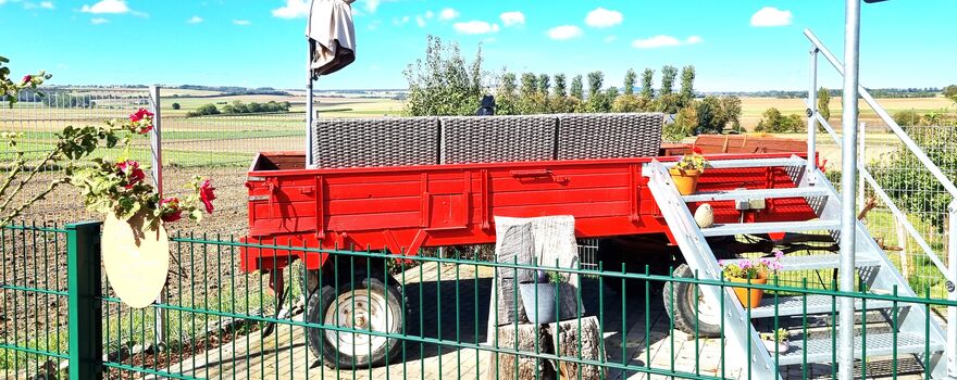 Mistwagen-Lounge mit Blick über das Maifeld