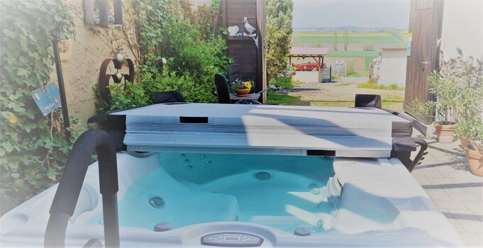 Großer Outdoor-Whirlpool vor dem Spa 24/7