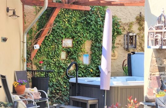 Sitzecke zwischen Eingang zum Spa und Whirlpool