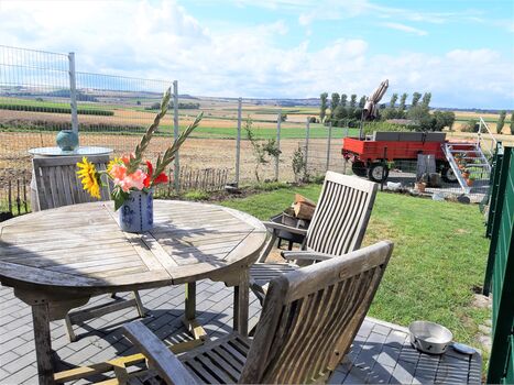 Garten mit Natur-Panorama hinter dem Scheunentor