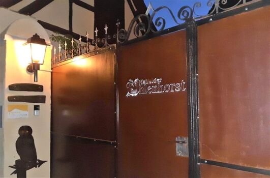 Einfahrt zum Innenhof des Wellness-Bauernhauses