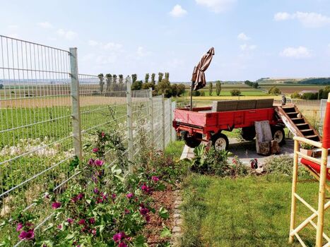 Die Mistwagen-Lounge im in sich geschlossenen Garten. Die Mistwagen-Lounge ist tatsächlich ein ausgedienter Mistwagen, den wir mit Lounge-Möbeln und einer Treppe ausgestattet haben. Auch von hier gibts einen phantastischen Panoramablick über das Maifeld.