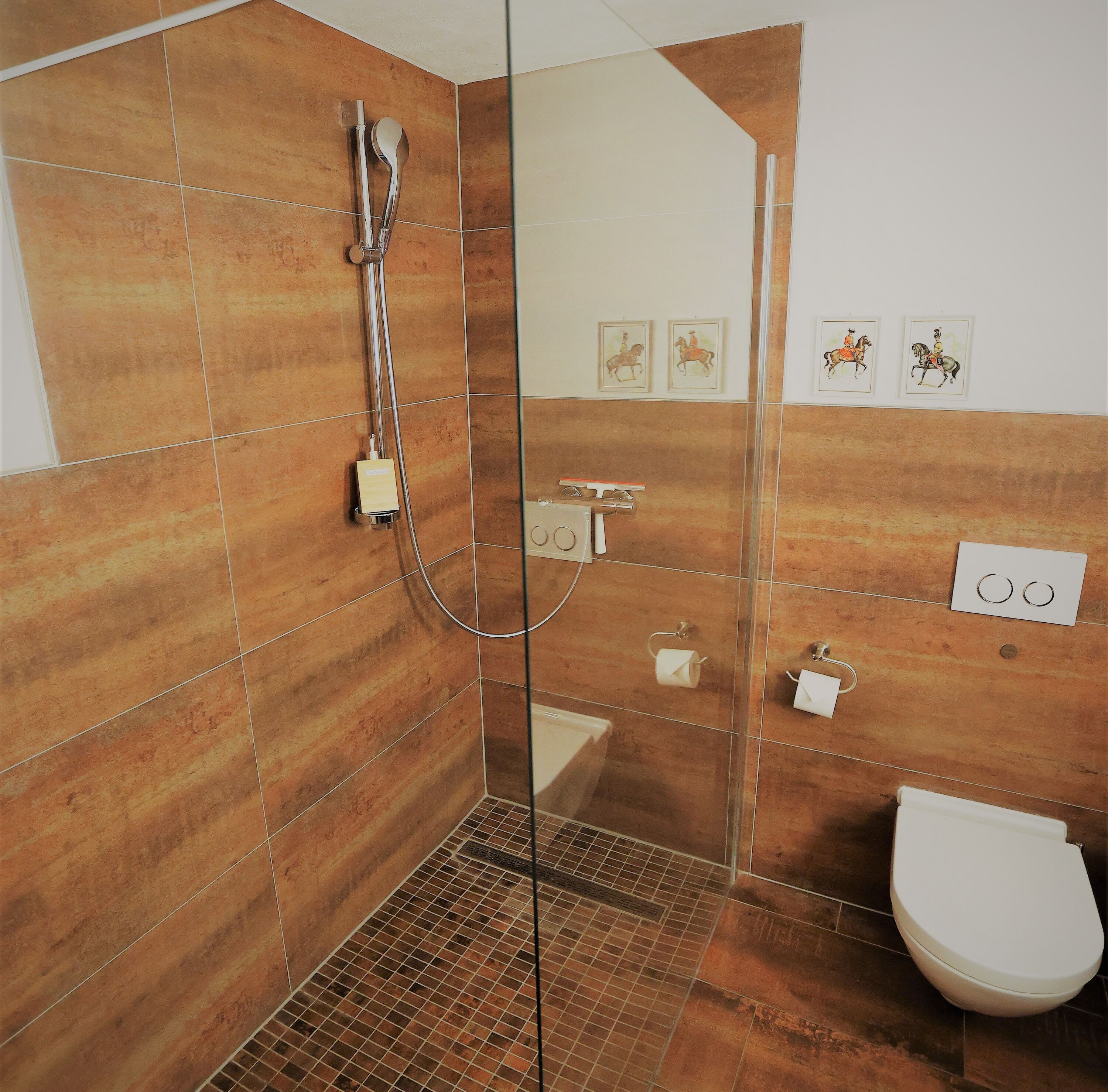 Zweites Bad im EG, ebenso mit Walf-In-Dusche