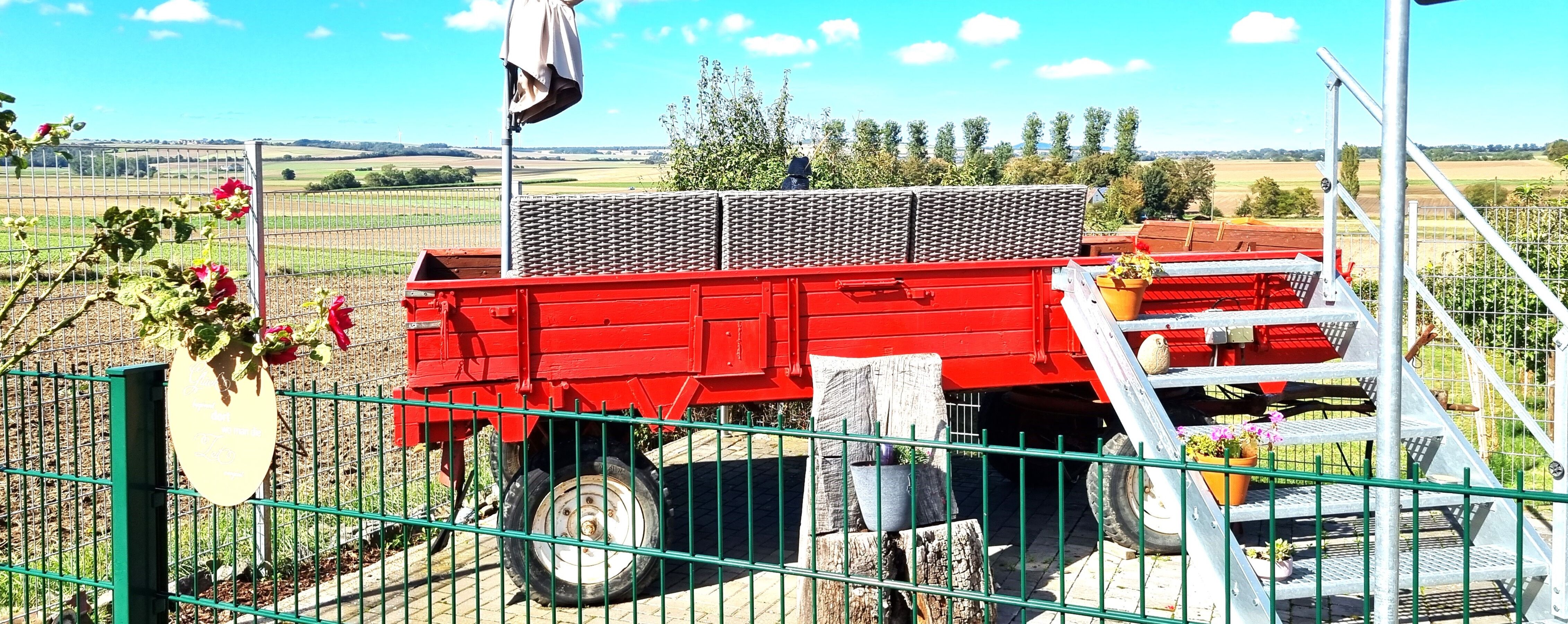 Mistwagen-Lounge mit Blick über das Maifeld