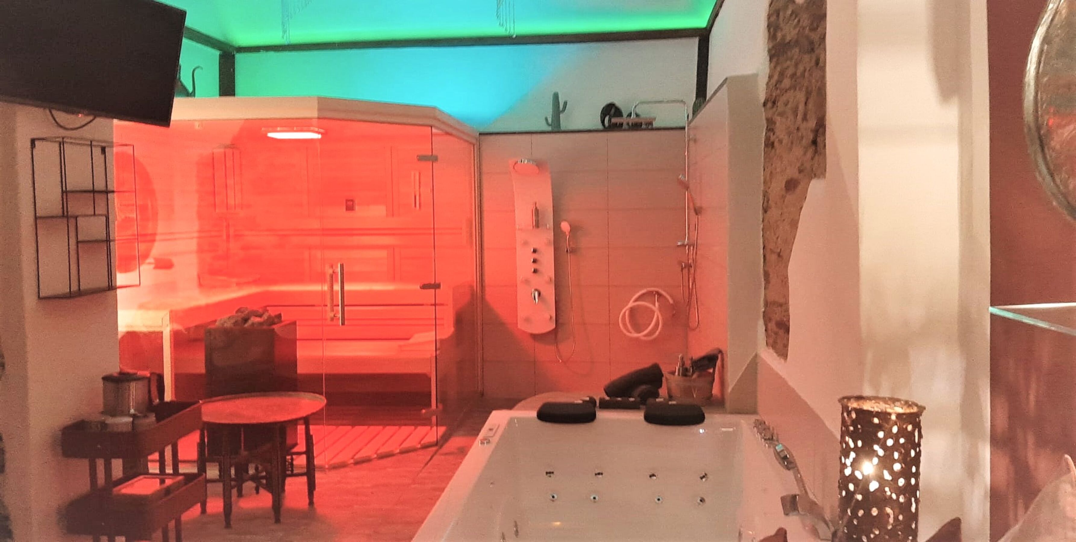Spa mit Glas-Sauna und Lichttherapie