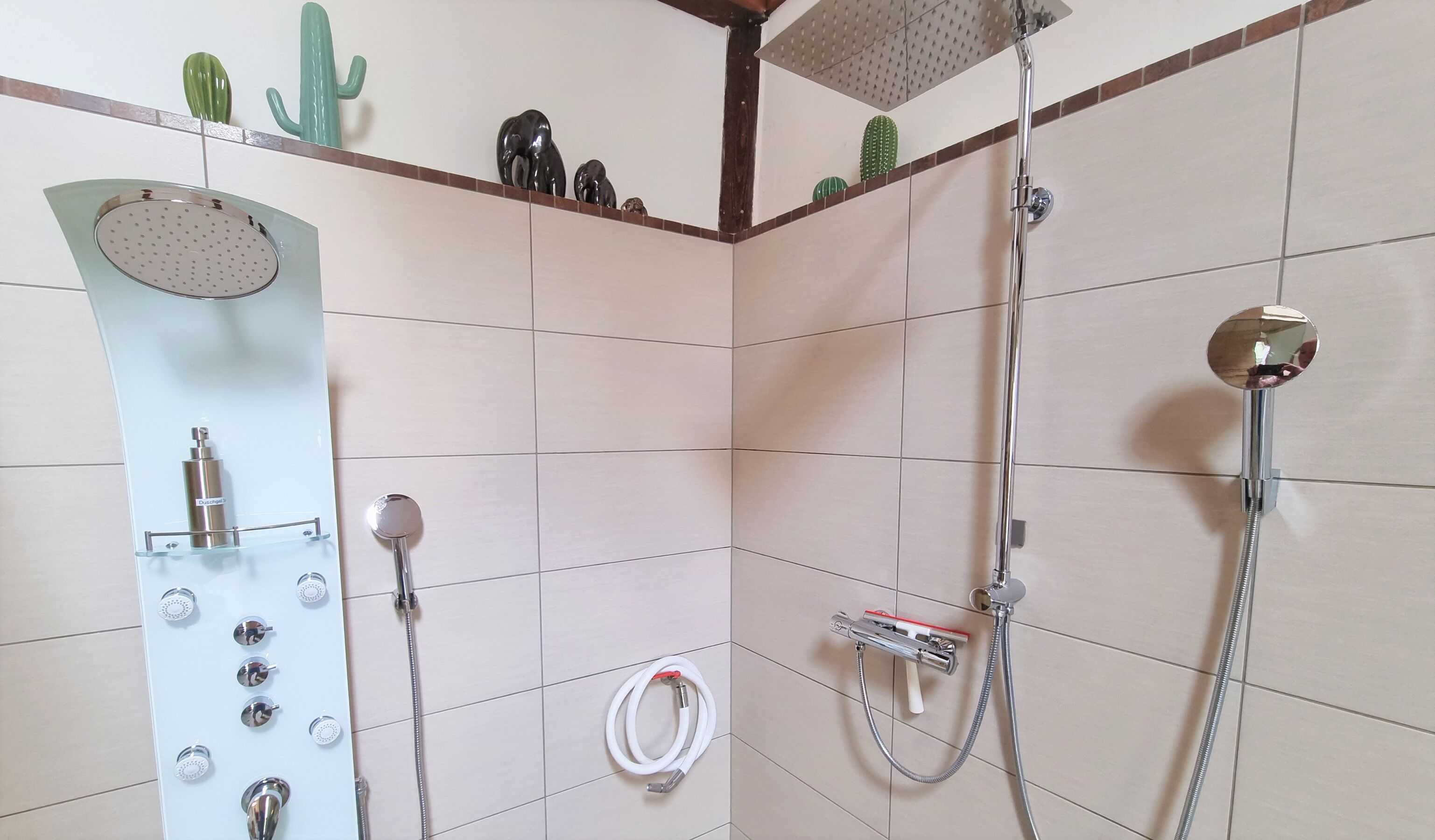 Regendusche im Spa. Zwei weitere Bäder im Wellness-Bauernhaus