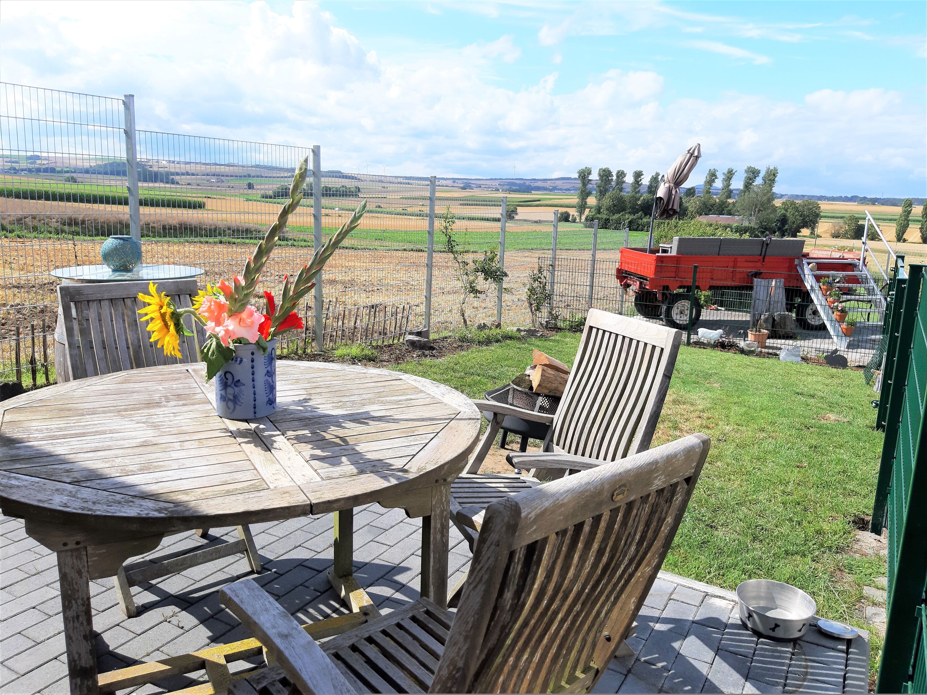 Garten mit Natur-Panorama hinter dem Scheunentor
