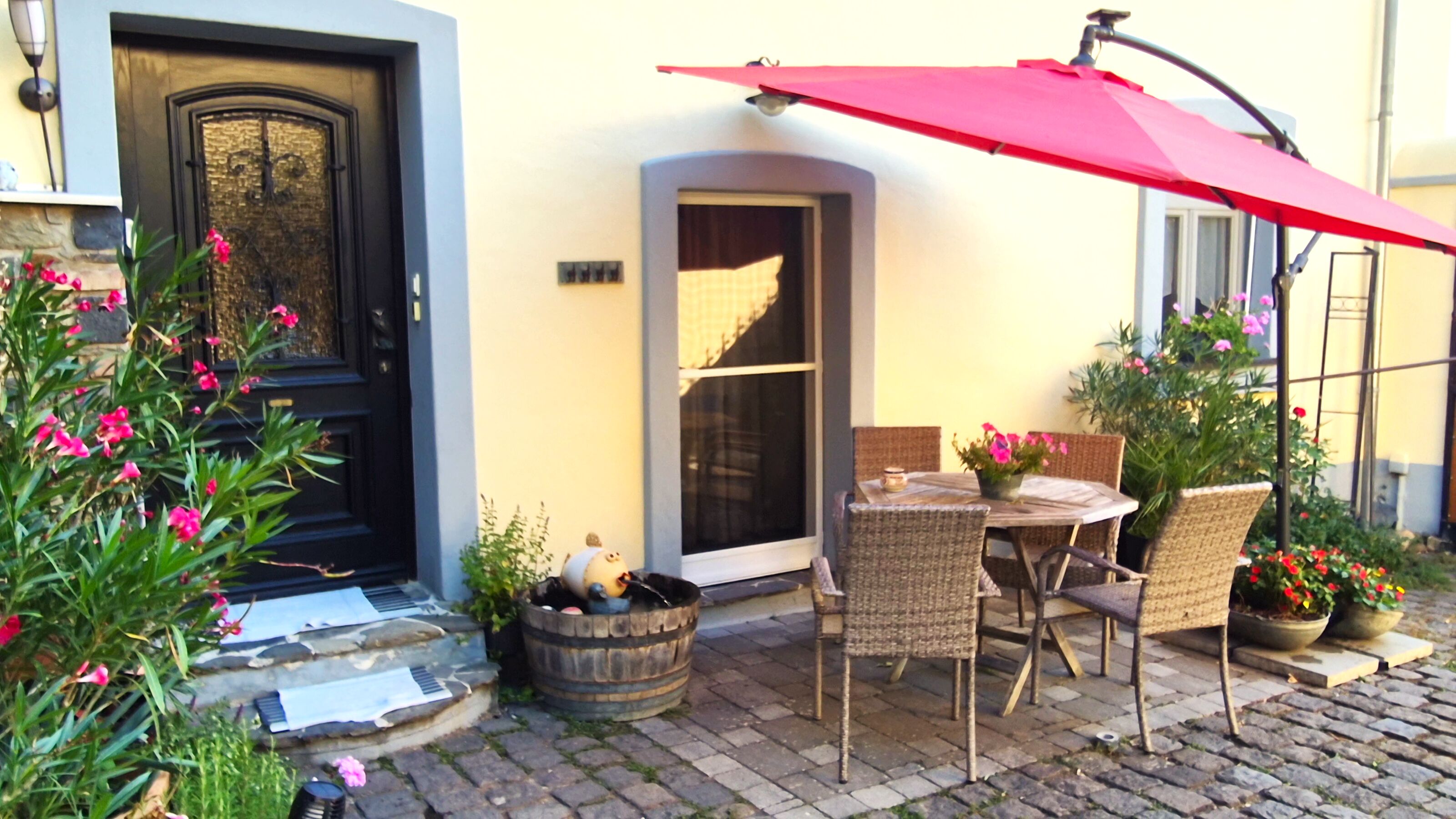 Innenhof mit Frühstücks-Terrasse