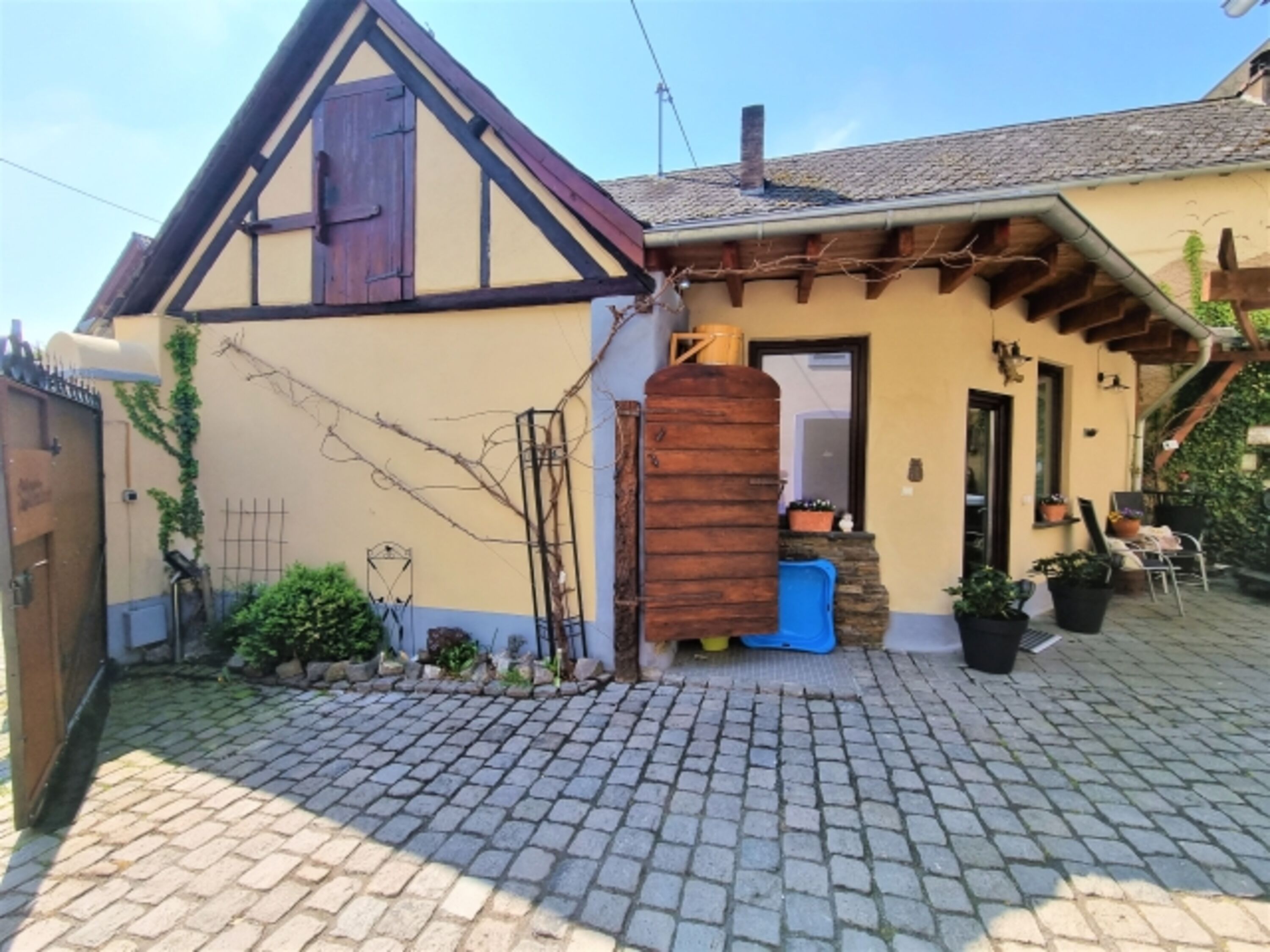 Separater Spa im Wellness-Innenhof mit WP, Kübeldusche etc.