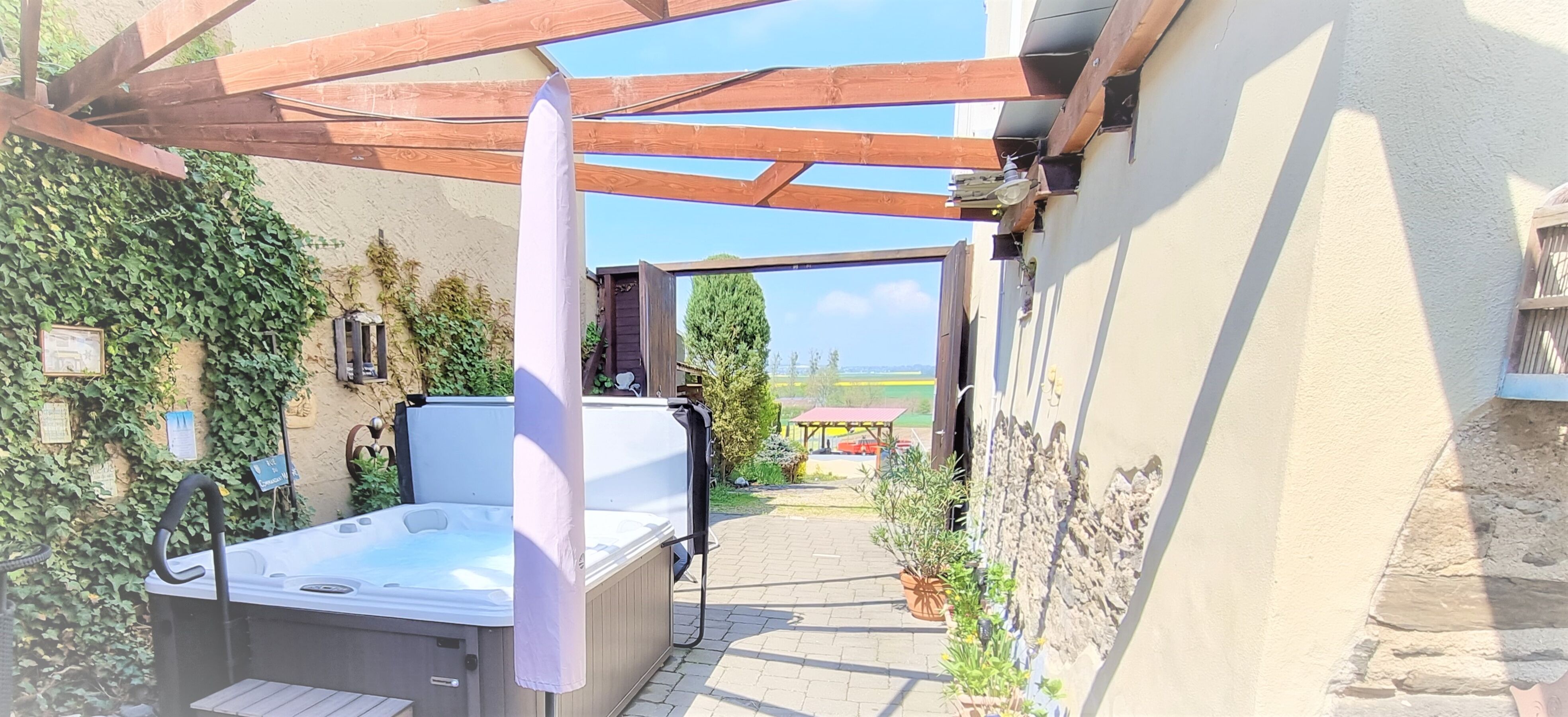 Outdoor-Whirlpool im Innenhof