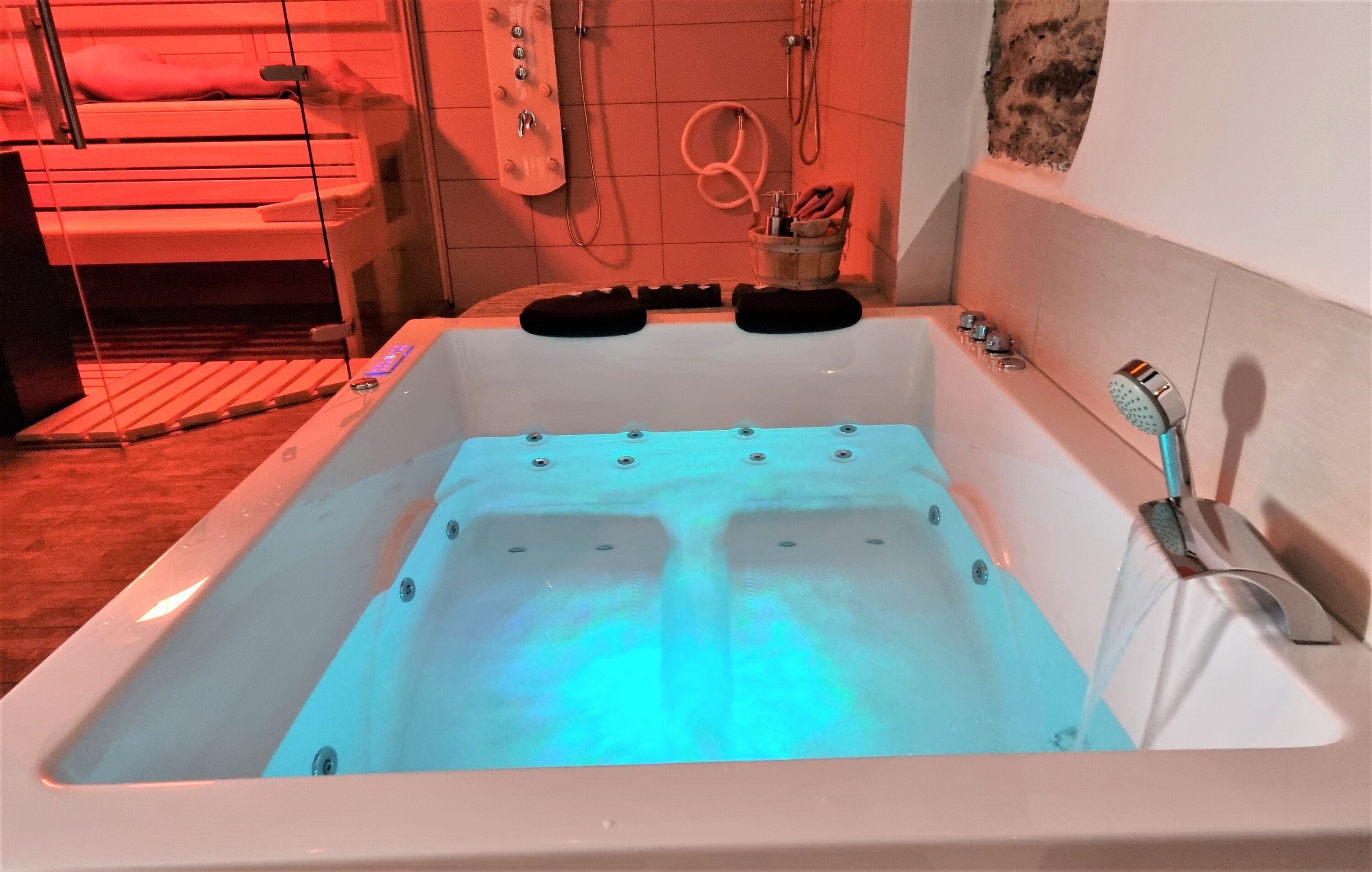 Privat-Spa mit Doppel-Whirlwanne