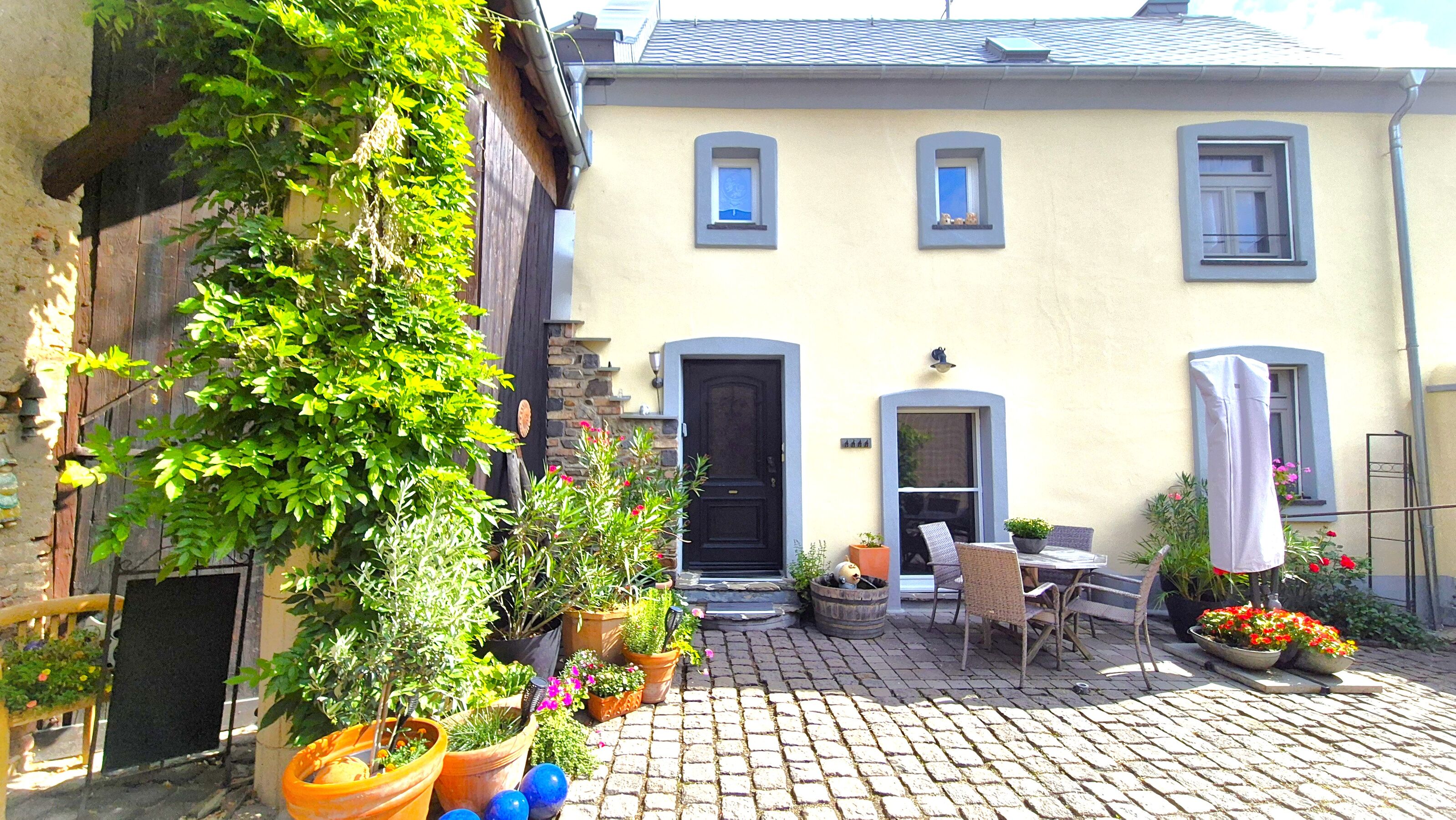 Innenhof mit Eingang zum Wellness-Bauernhaus