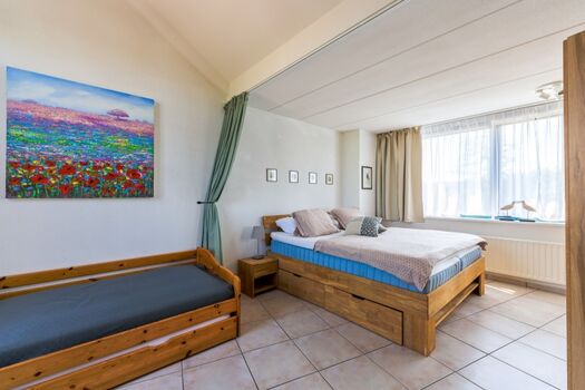 Schlafzimmer mit Doppellbett und Einzelbett