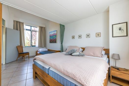 Schlafzimmer mit Doppelbett und Einzelbett