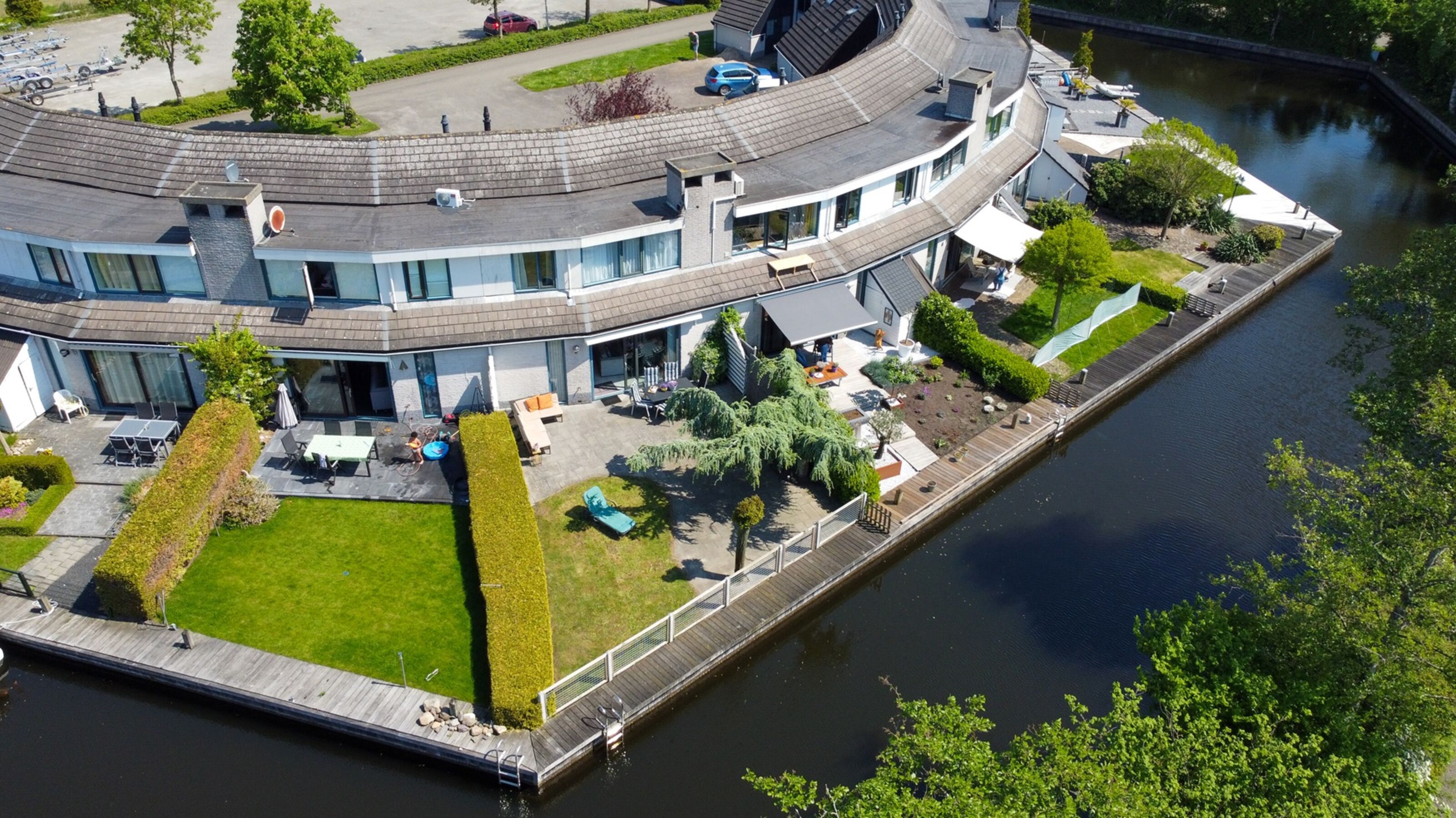Luftaufnahme vom Ferienhaus am Wasser