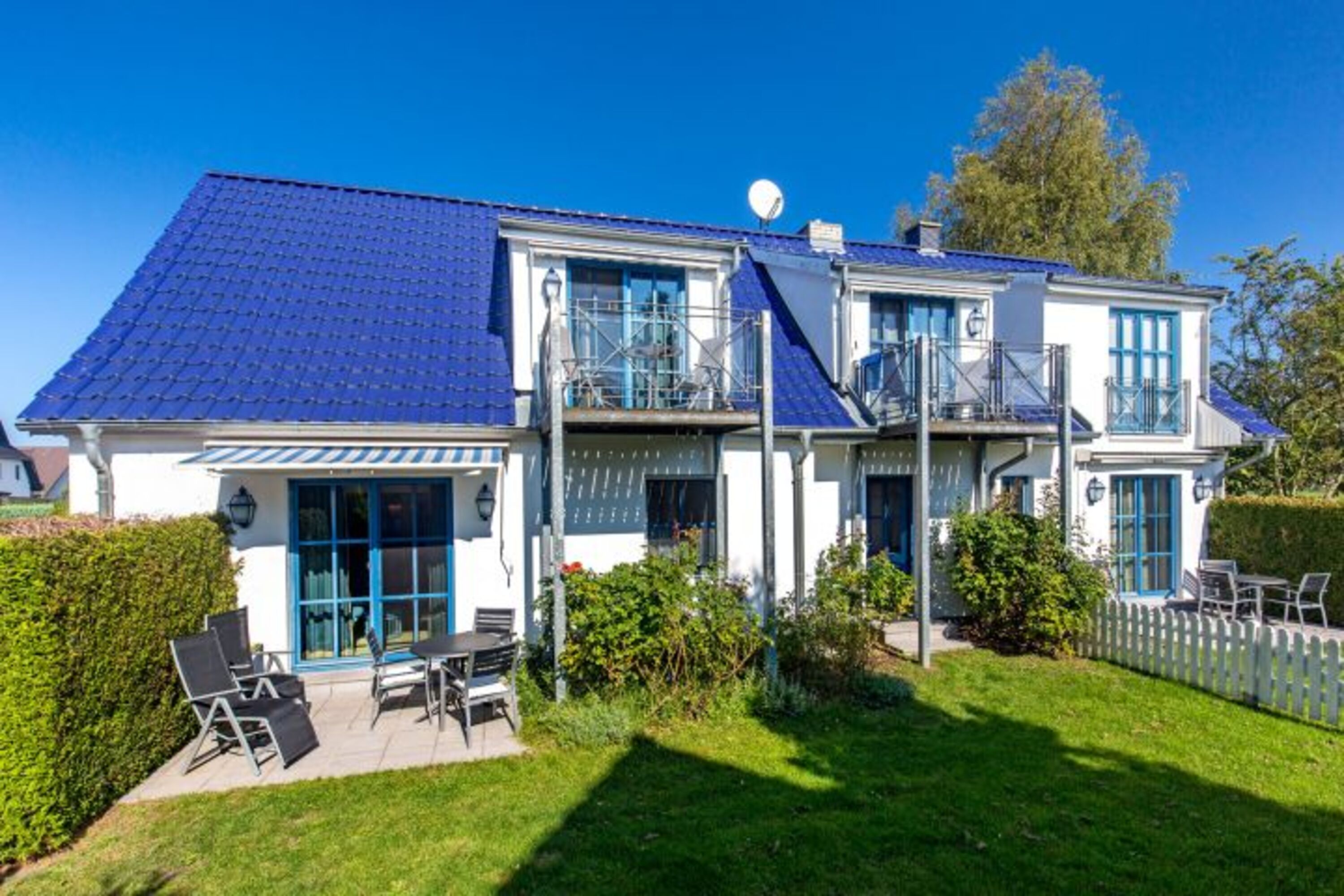 Whg A ist die rechte Wohnung. Die Gärten sind durch Zaun und Hecke getrennt!