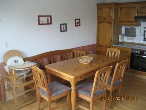 Küche mit Kinderhochstuhl