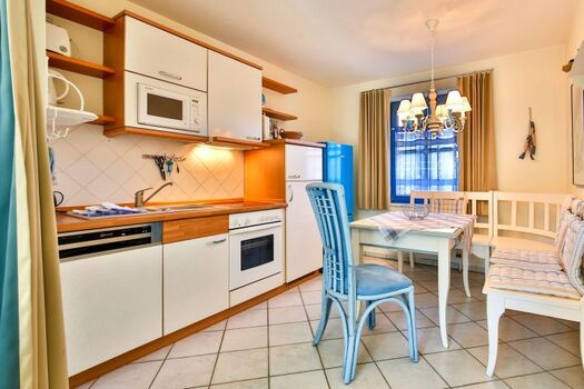 separate Küche mit Essplatz