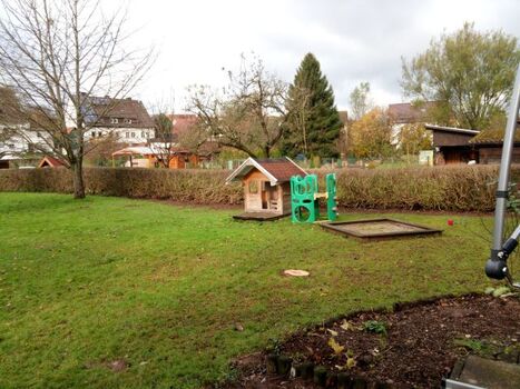Großer Garten mit Spielgeräten