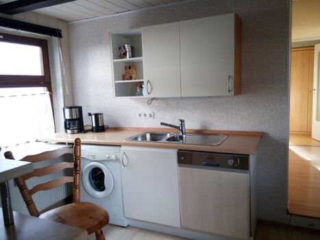 Küche mit Waschmaschine, Geschirrspüler