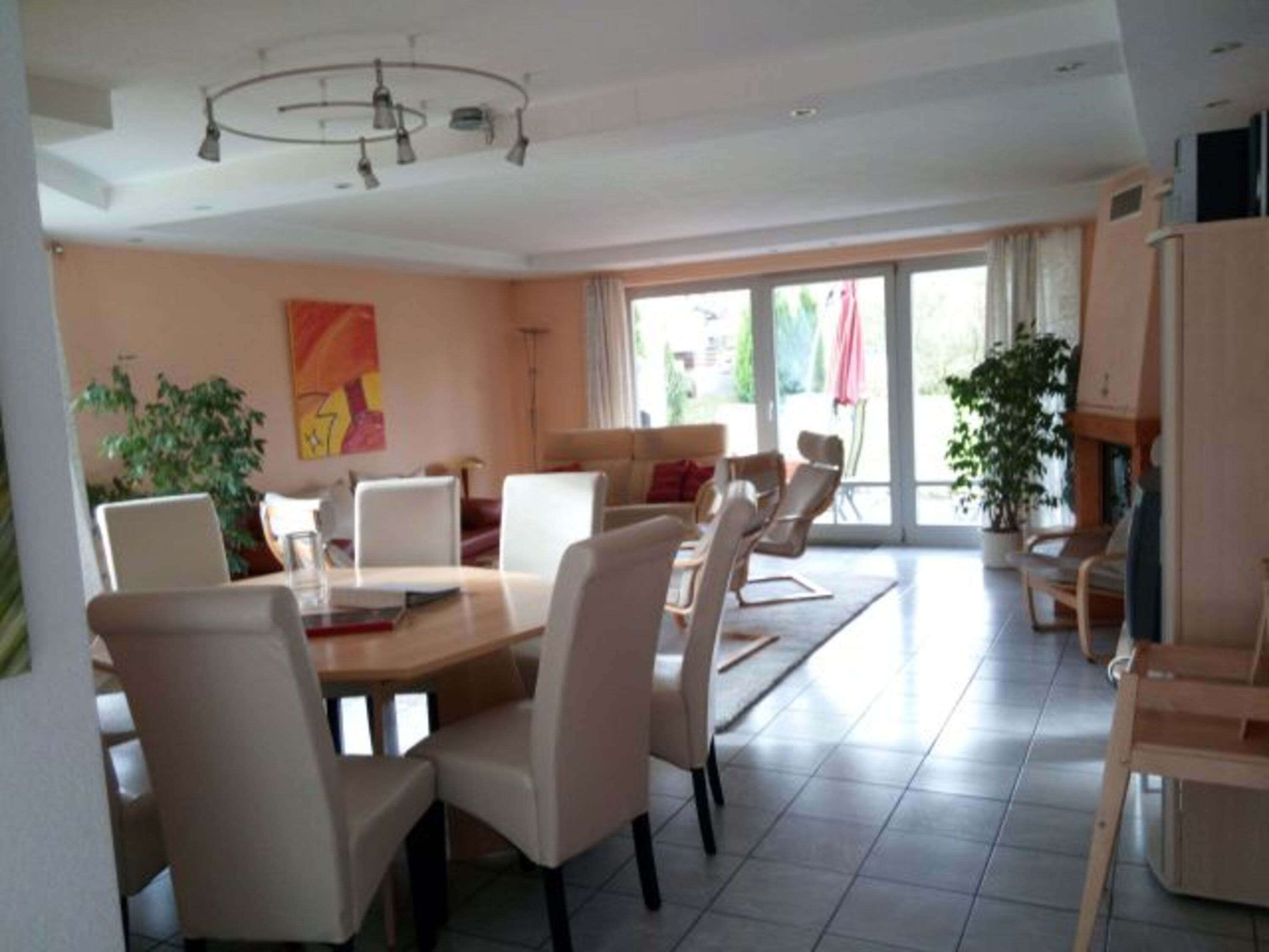 Blick vom Wohnruam in den Garten