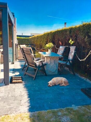 Terrasse mit Sitzmöbeln